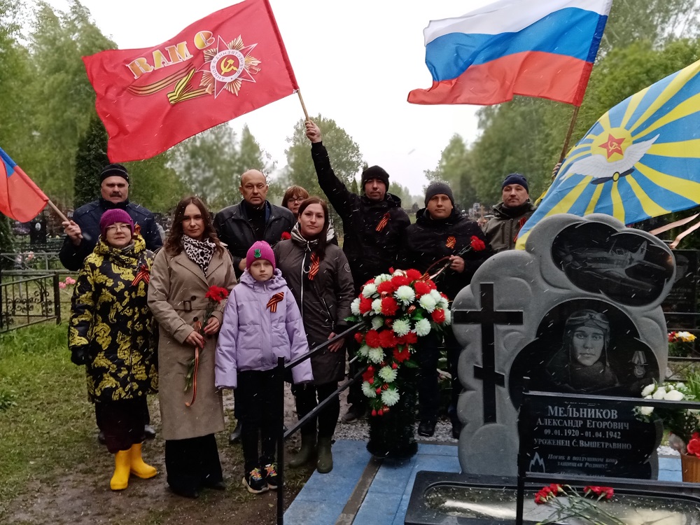 Торжественное возложения цветов к воинскому захоронению